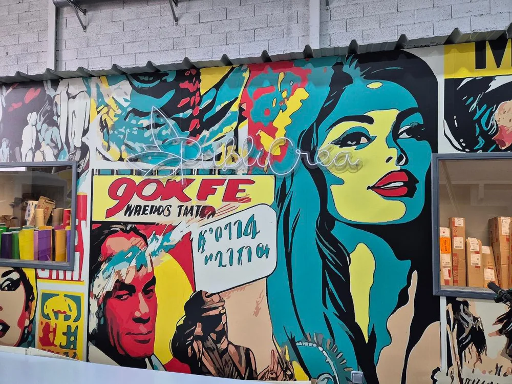 D&eacute;coration murale pop-art dans l'atelier PubliCr&eacute;a &agrave; Perpignan