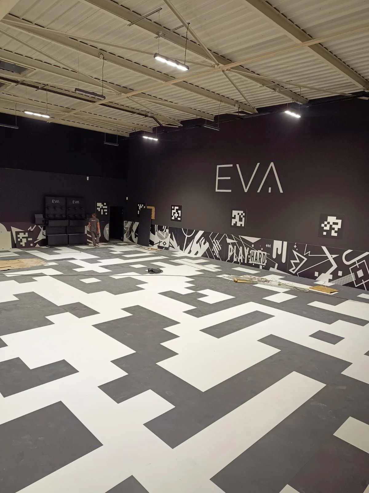 Signal&eacute;tique int&eacute;rieure et habillage mural escape room EVA &agrave; Perpignan : sol d&eacute;coratif, fresque PLAY HARD et lettrage grand format par PubliCr&eacute;a