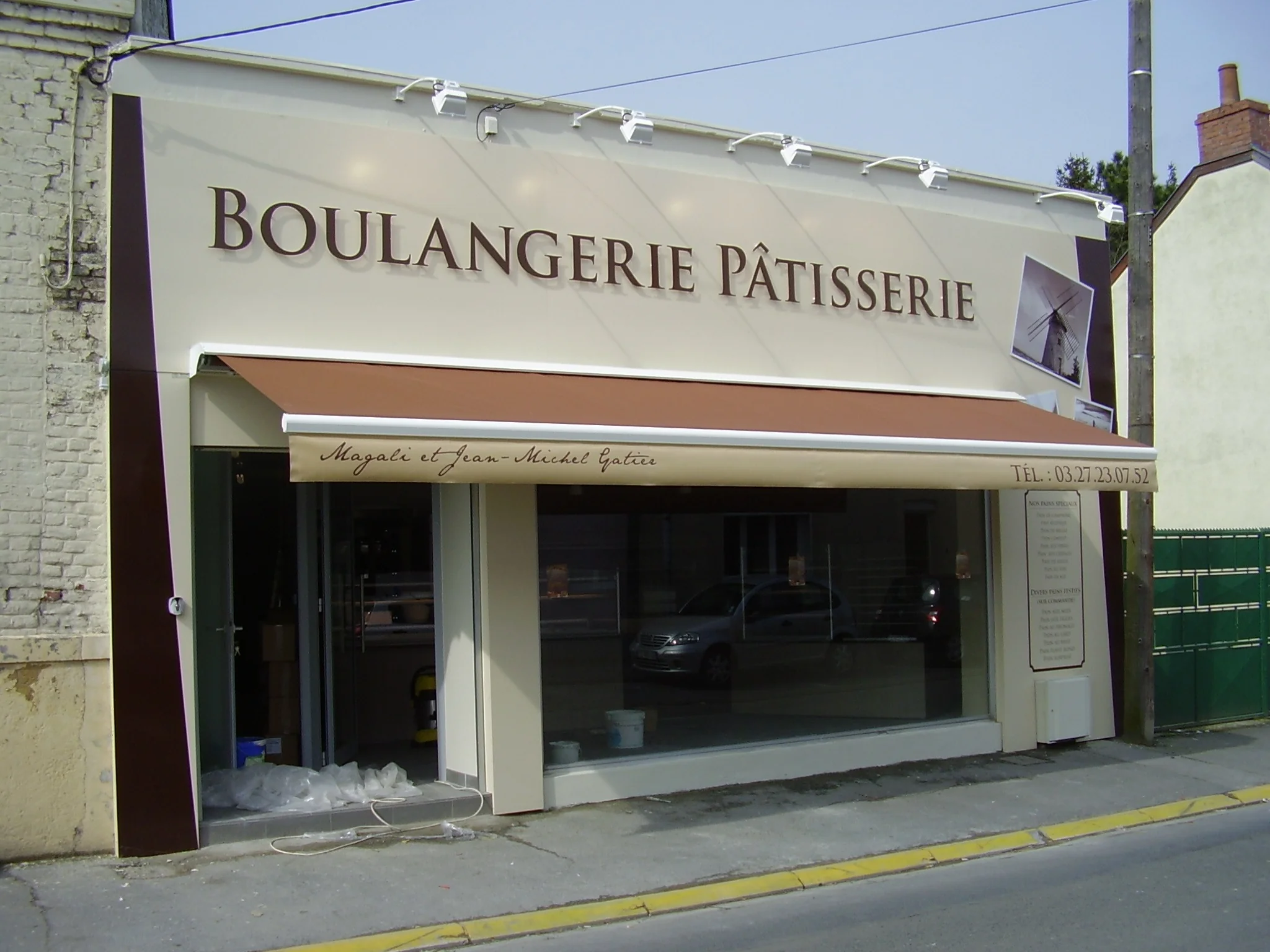 Store banne et enseigne lettres en relief Boulangerie P&acirc;tisserie pos&eacute;s par PubliCr&eacute;a &agrave; Perpignan : devanture commerciale compl&egrave;te