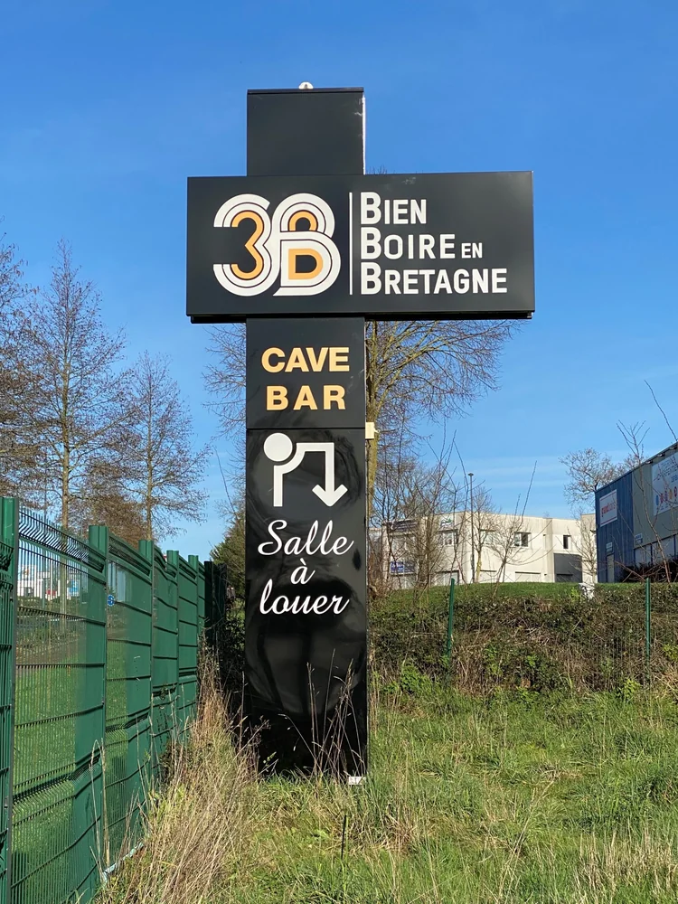 Totem publicitaire fabriqu&eacute; par PubliCr&eacute;a &agrave; Perpignan